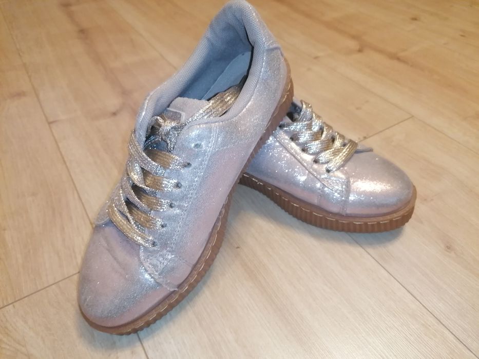 Sneakersy na platformie