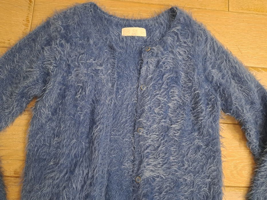 Sweterek włochaty rozmiar 134