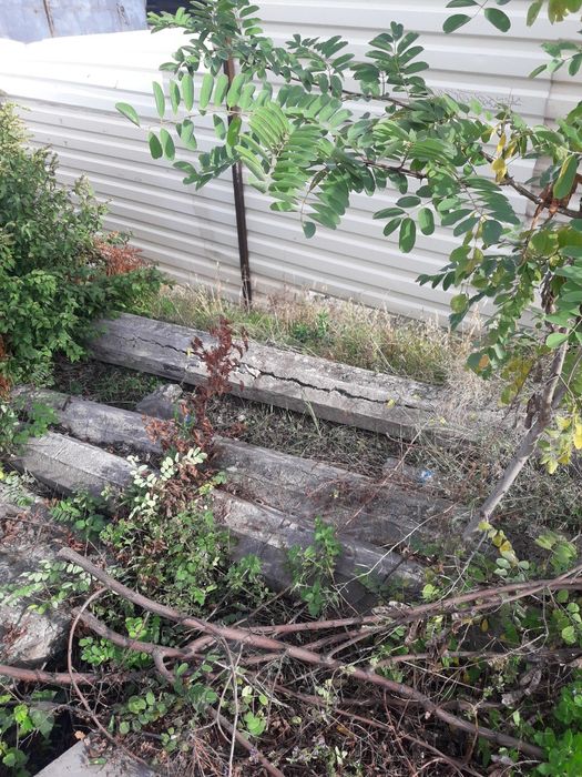 Плиты пустотки, столбы, ж/д шпалы