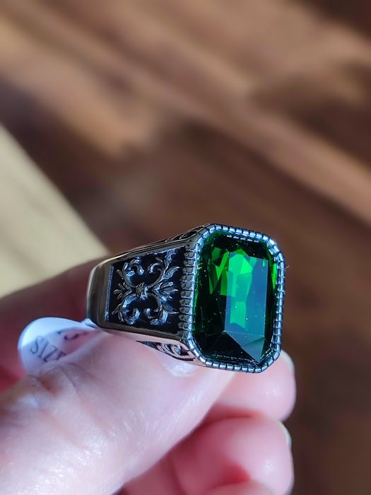 Szmaragdowy sygnet 13