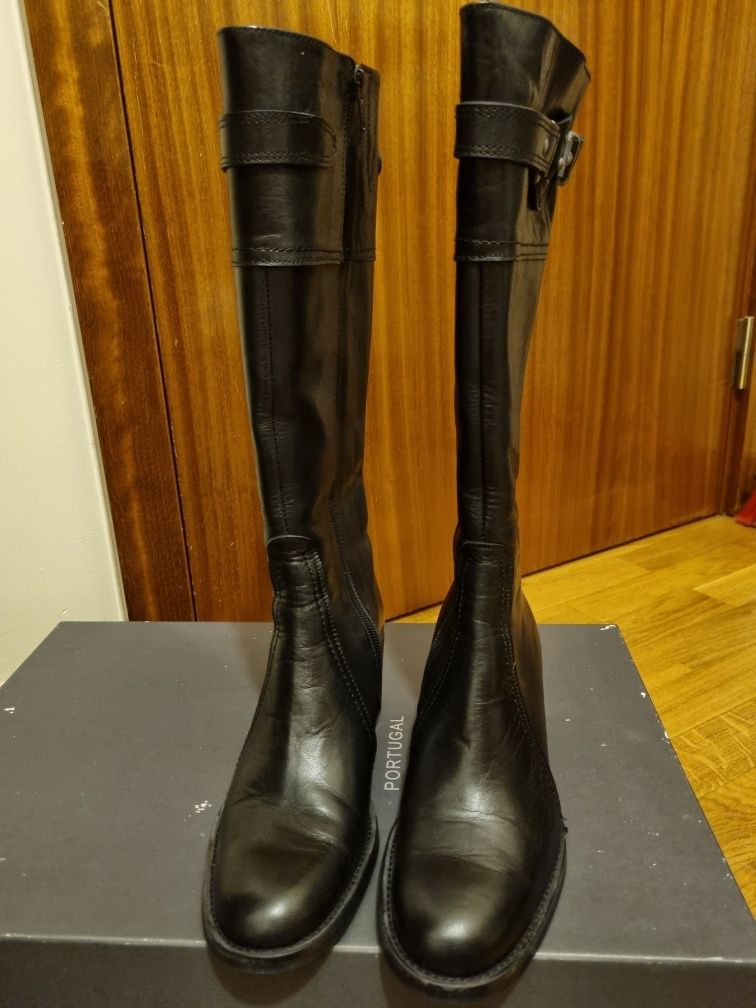 Botas todas em Pele Pretas