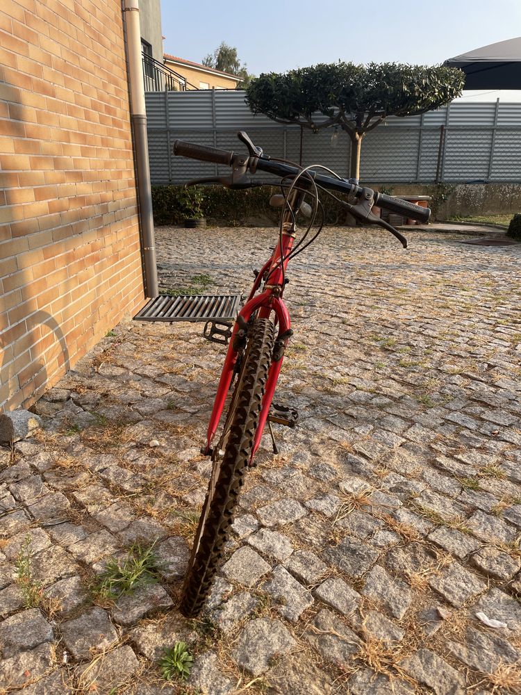 Bicicleta MTB com mudanças Shimano