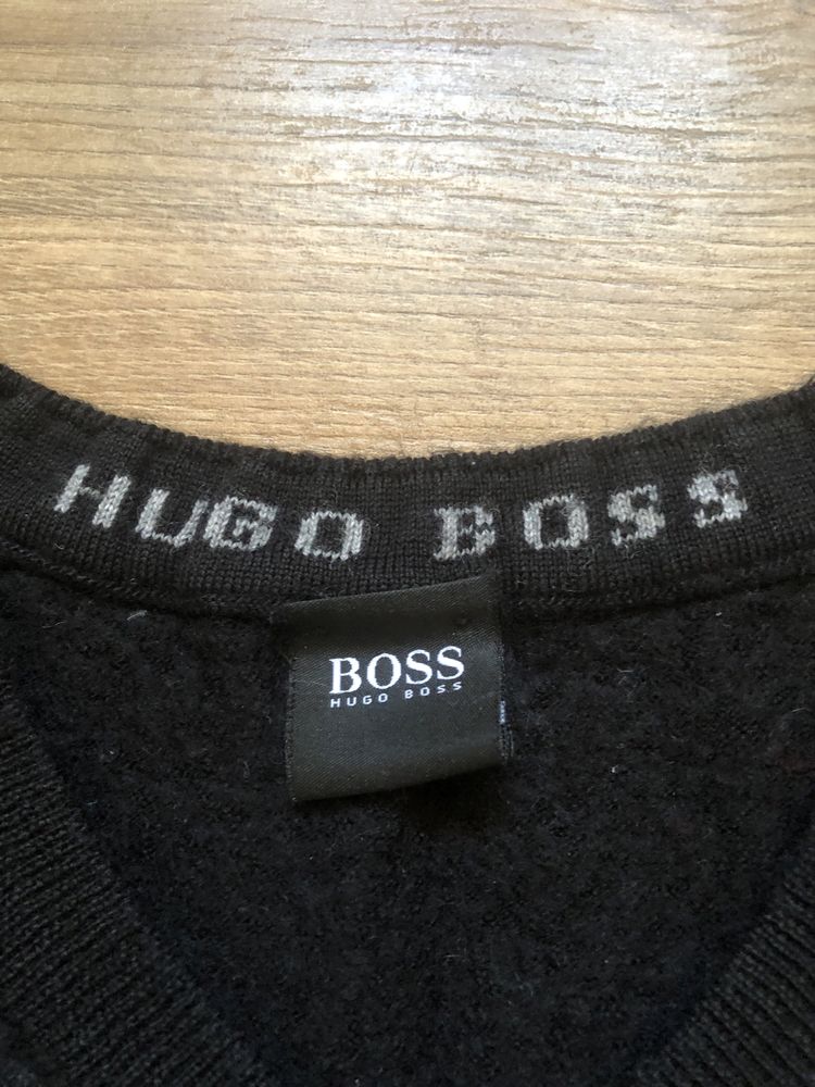 Sweter w serek Hugo Boss rozmiar M 100% wełna dziewicza