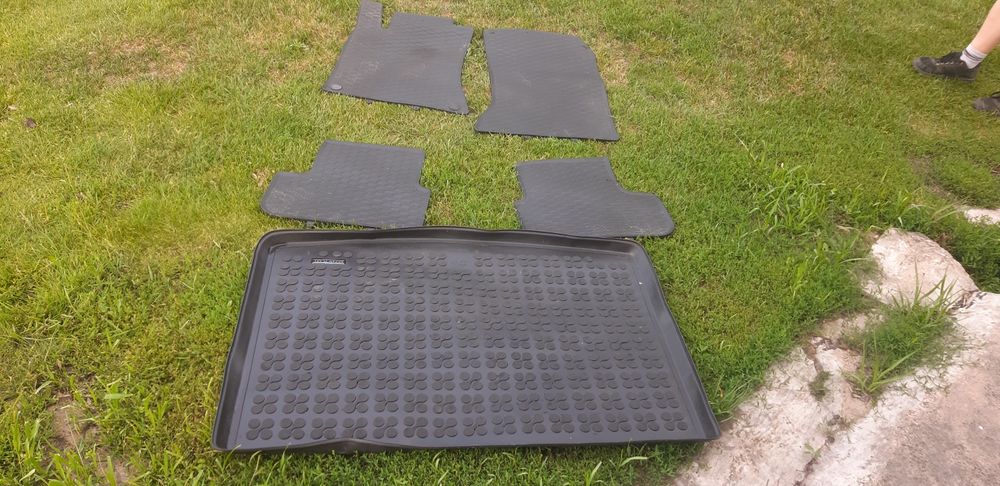 Sprzedam dywaniki gumowe  do mercedes B klasy A246