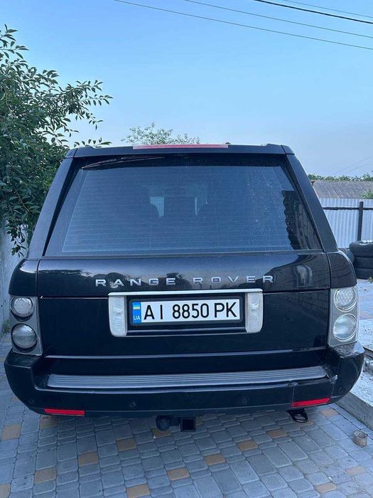 Рендж ровер на ходу розмитнений.