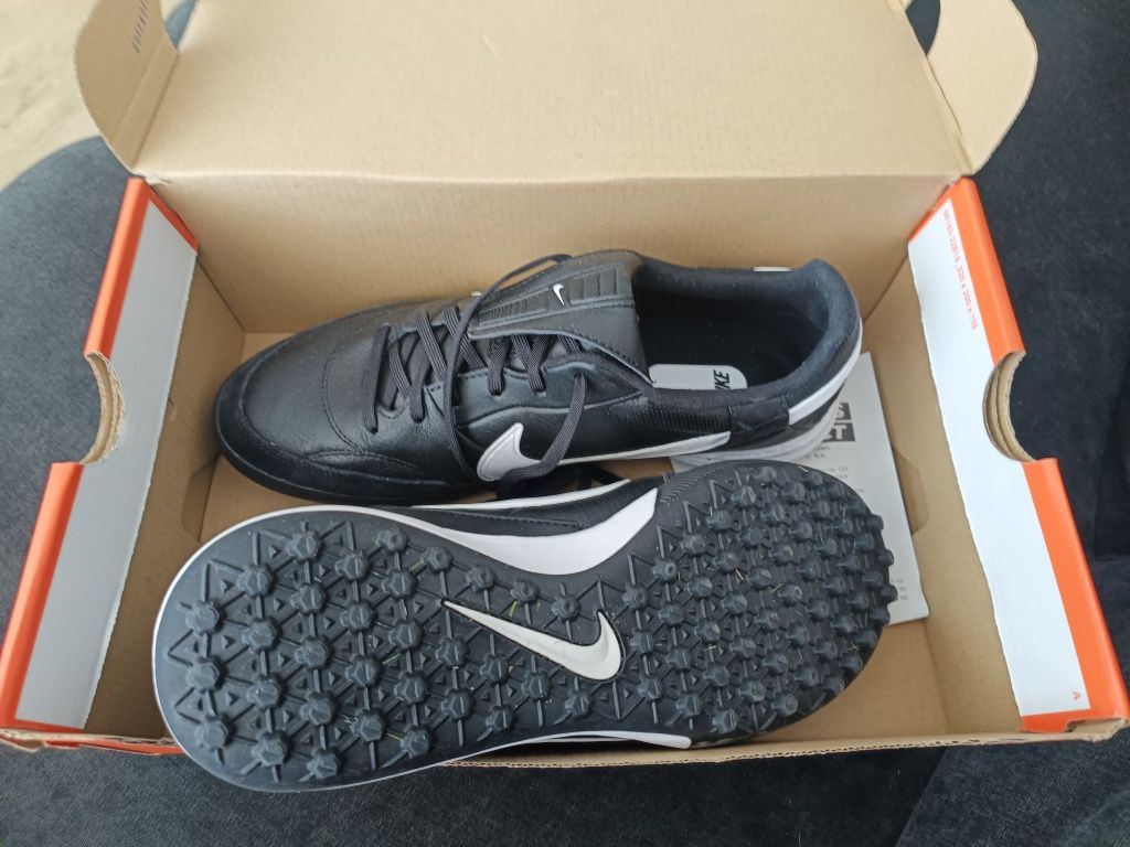Bota de futebol Nike na caixa nova e com fatura