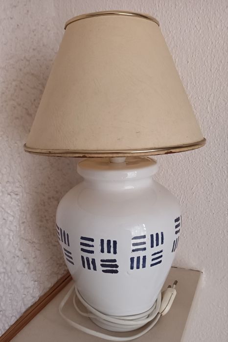 Candeeiro com base em loiça altura 36cm