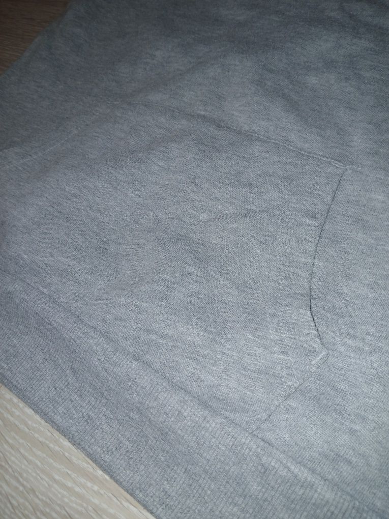 Szarą bluza z kapturem