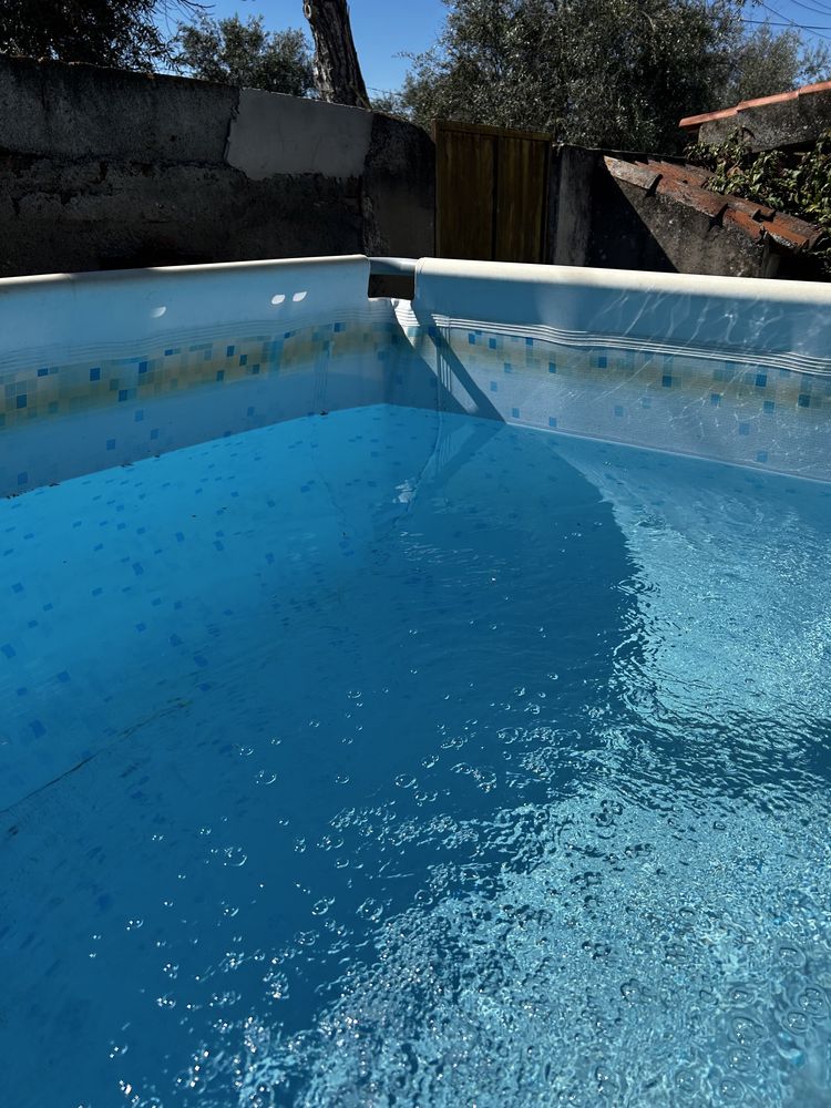 Piscina em bom estado com algumas marcas de uso