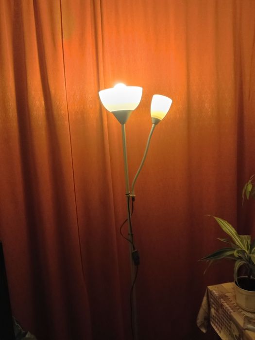 Wysoka lampa podłogowa
