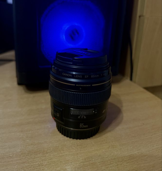 Canon EF 85mm f/1.8 USM