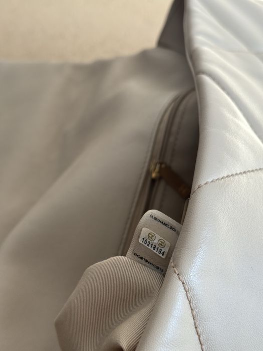 Оригінальна Chanel 19 Flap Bag – Cream Quilted Leather (як нова)