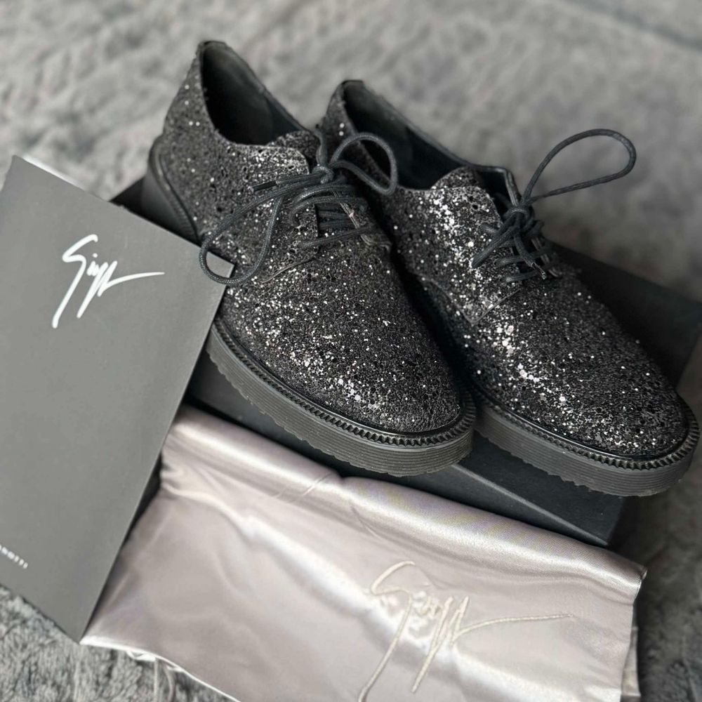 Nowe buty wizytowe Giuseppe Zanotti rozmiar 39 wkładka 25 cm
