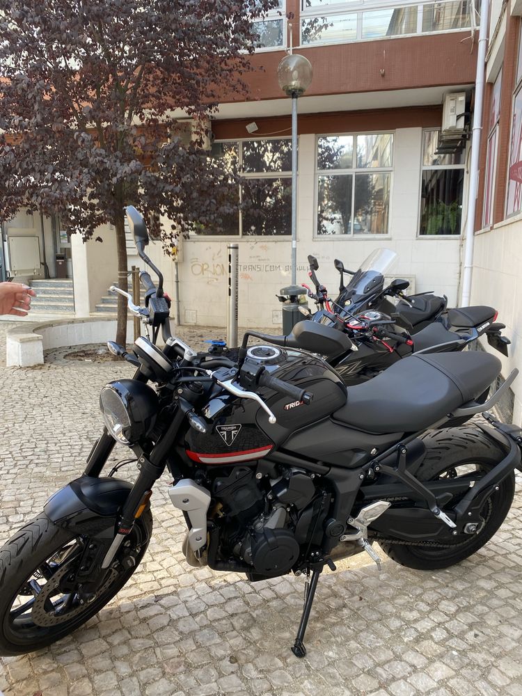 Moto triumph trident 660
