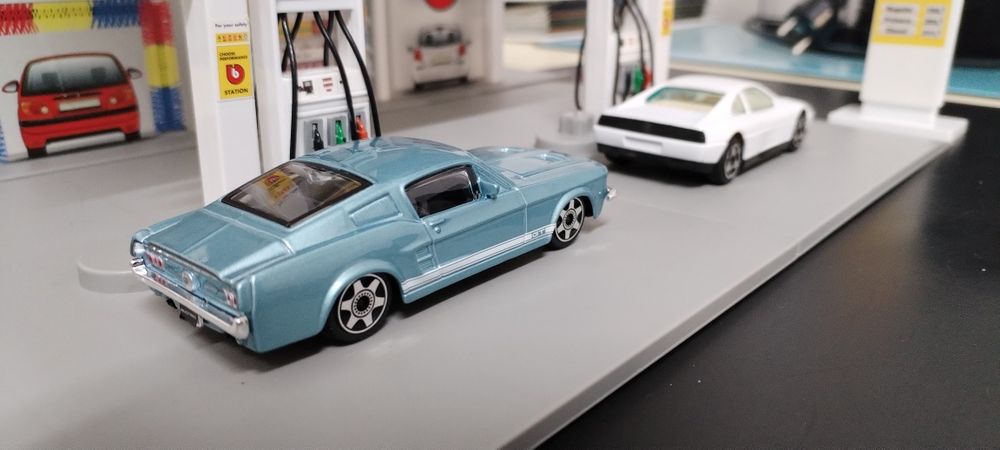 Miniaturas 1/43 Ford Mustang e Ferrari