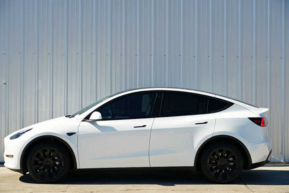 Tesla Model Y      2022
