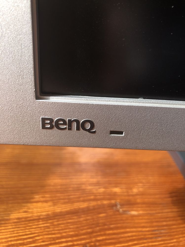 Компьютерный монитор BENQ FP 222W.