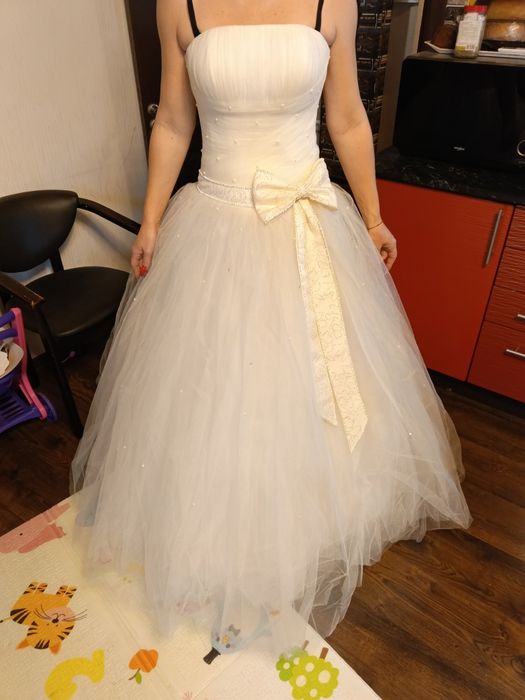 Весільння сукня з підюбником