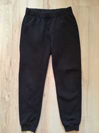czarne spodnie dresowe, H&M, rozmiar 134
