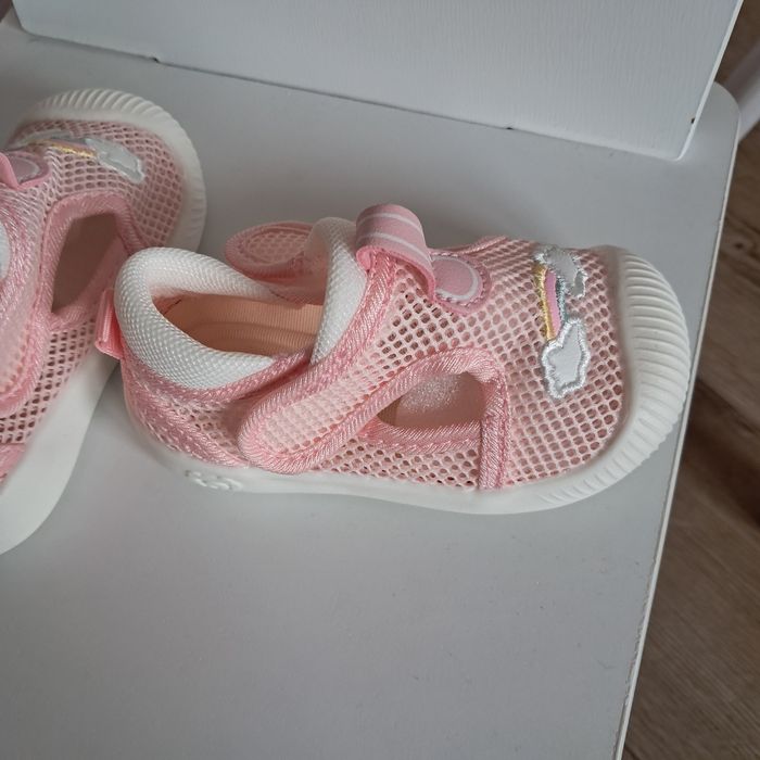 Nowe kapcie/sandały r. 21 do żłobka