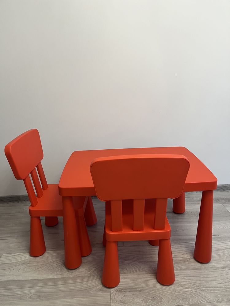 Дитячий столик та 2 крісла.