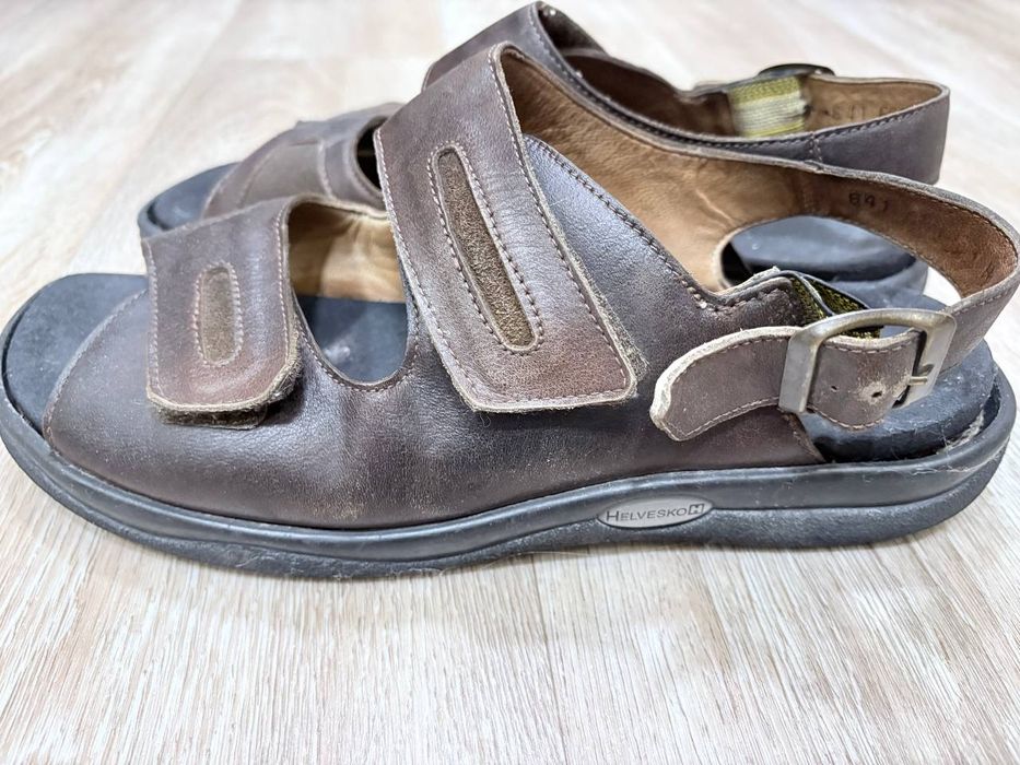 Продам кожані сандалі Helvesko