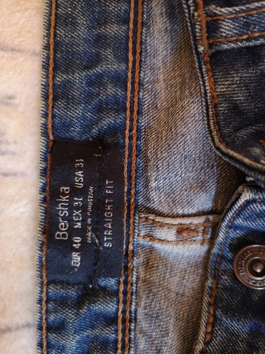 Светлые джинсы Bershka