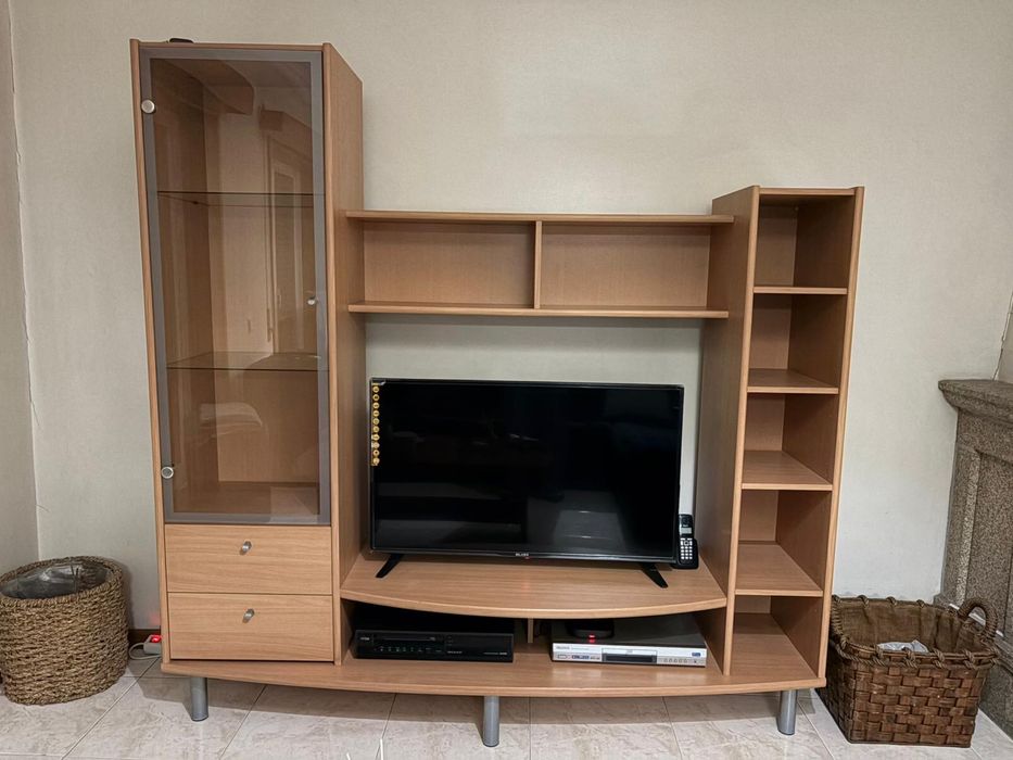 Movel com prateleiras e garrafeira