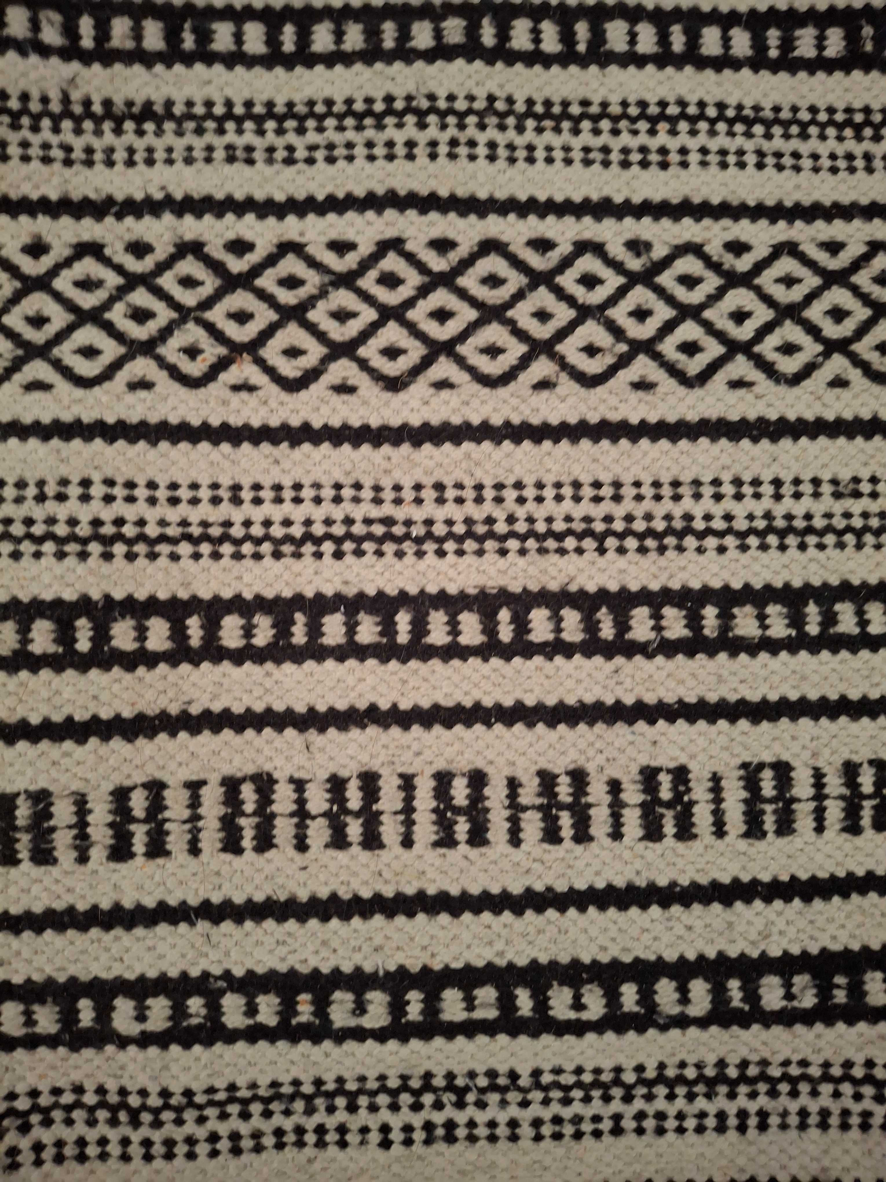 Tapete preto e branco tribal