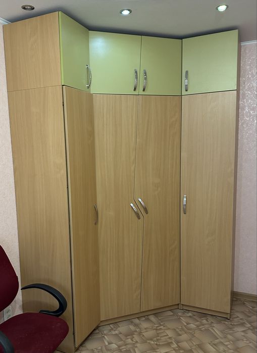 Продаю шафи, стіл, дитяча кровать , полички б/у