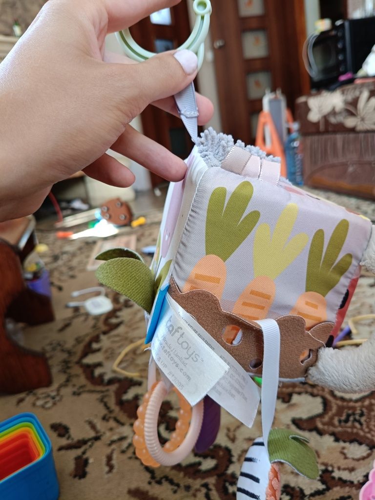 Підвіска-кубик Taf Toys тактильні елементи