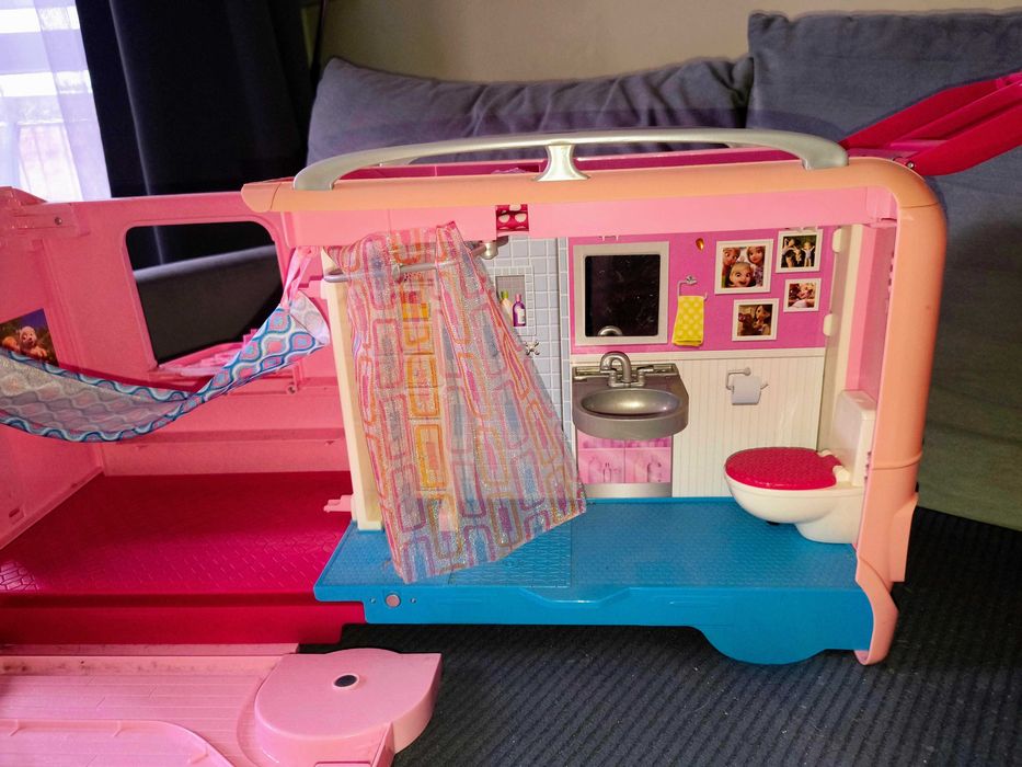 Barbie Kamper Dream Camp z basenem