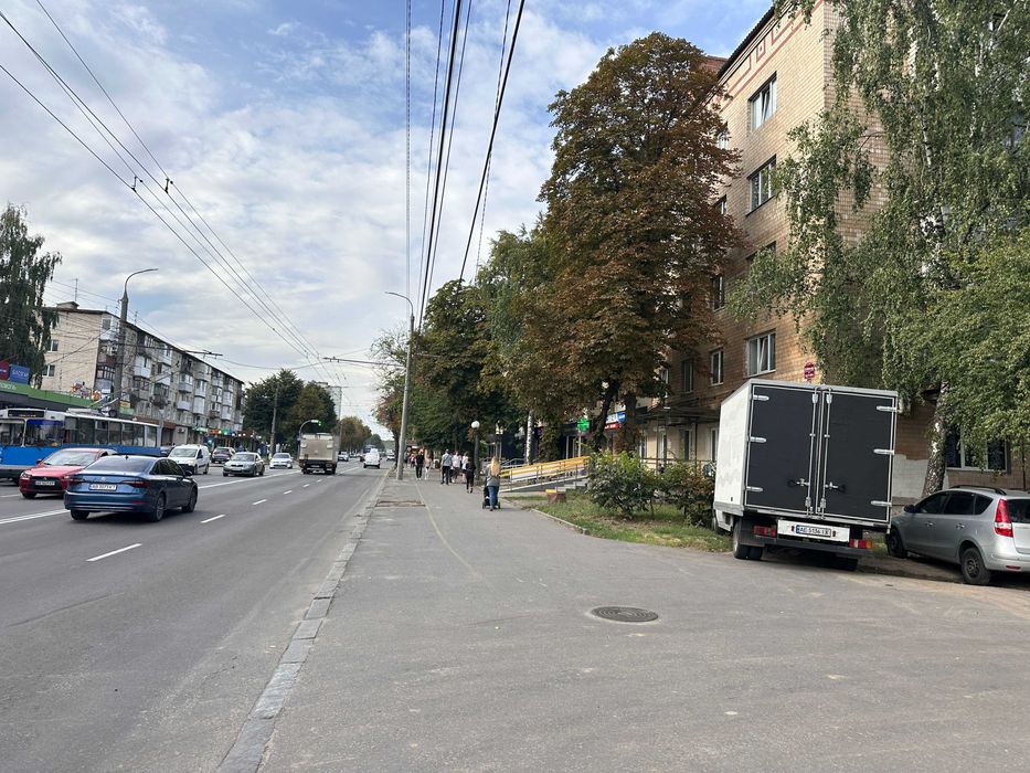 Продаж фасадного приміщення поруч з лікарнею Київська