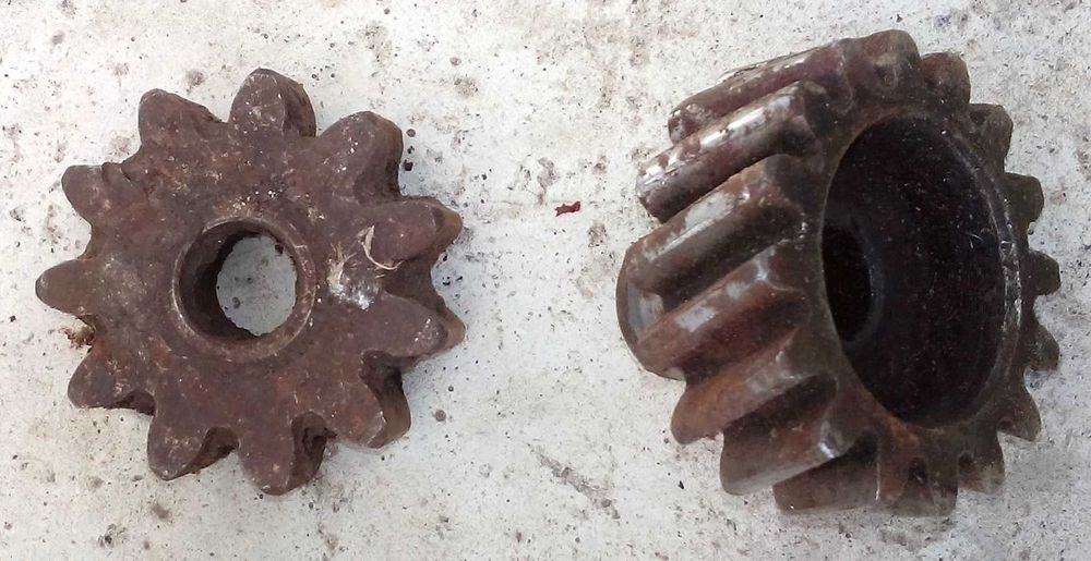 Блок шестерен мопеда и шестерни мотоцикла.