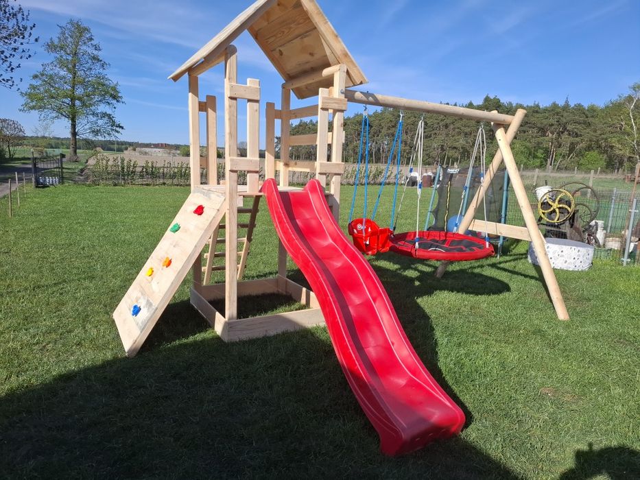 Plac zabaw zjeżdżalnia piaskownica drabinka huśtawka ślizg