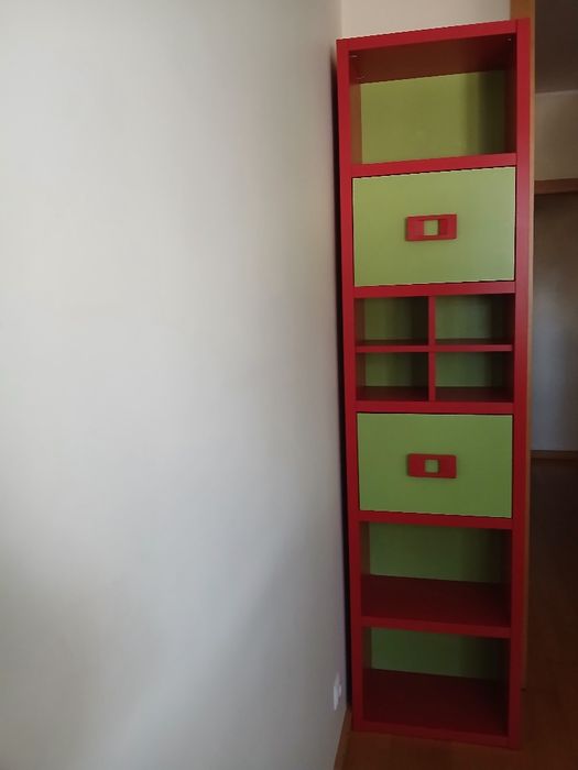 Estante quarto vermelha/verde