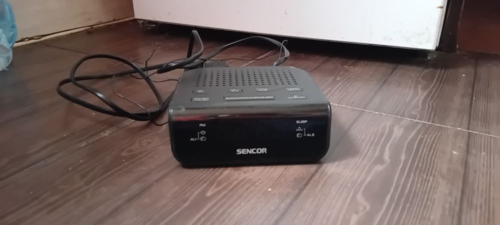 Radiobudzik w pełni sprawny zasilany na przewód