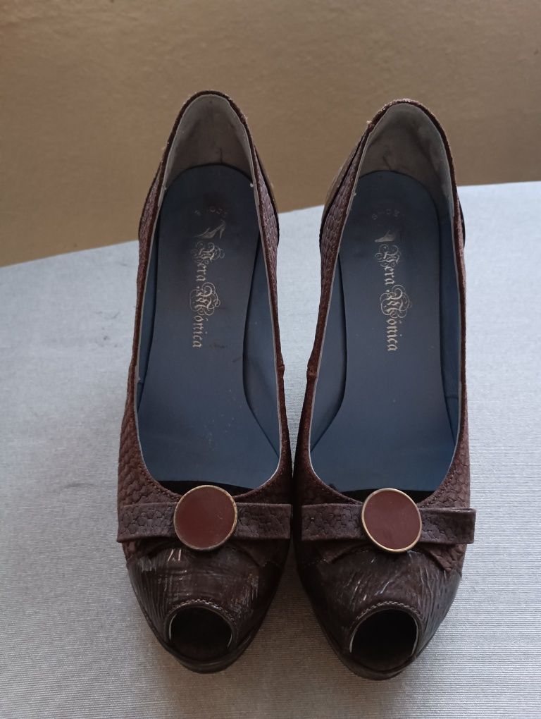 Sapatos salto alto em pele