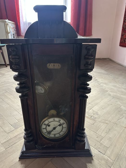 Підлоговий механічний годинник