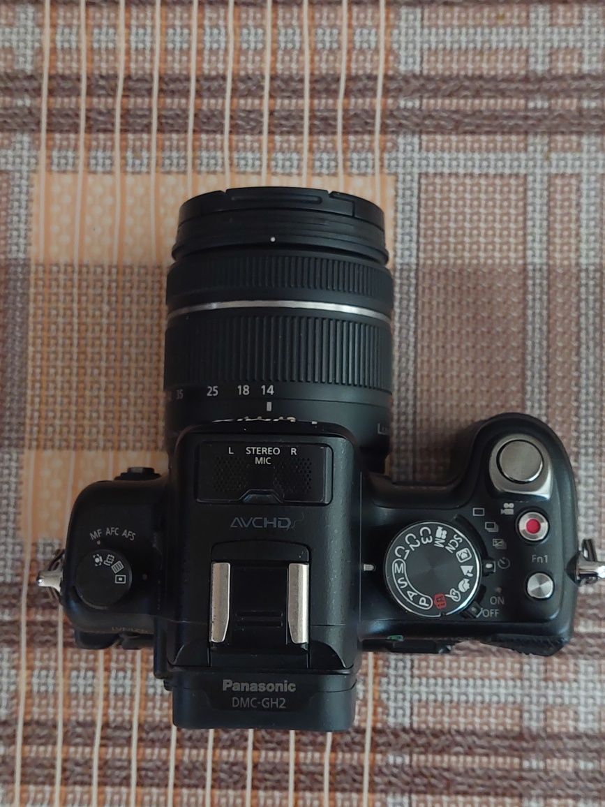 Panasonic Lumix GH2 + об'єктив Lumix G Vario 14–45 mm ƒ/3.5–5.6