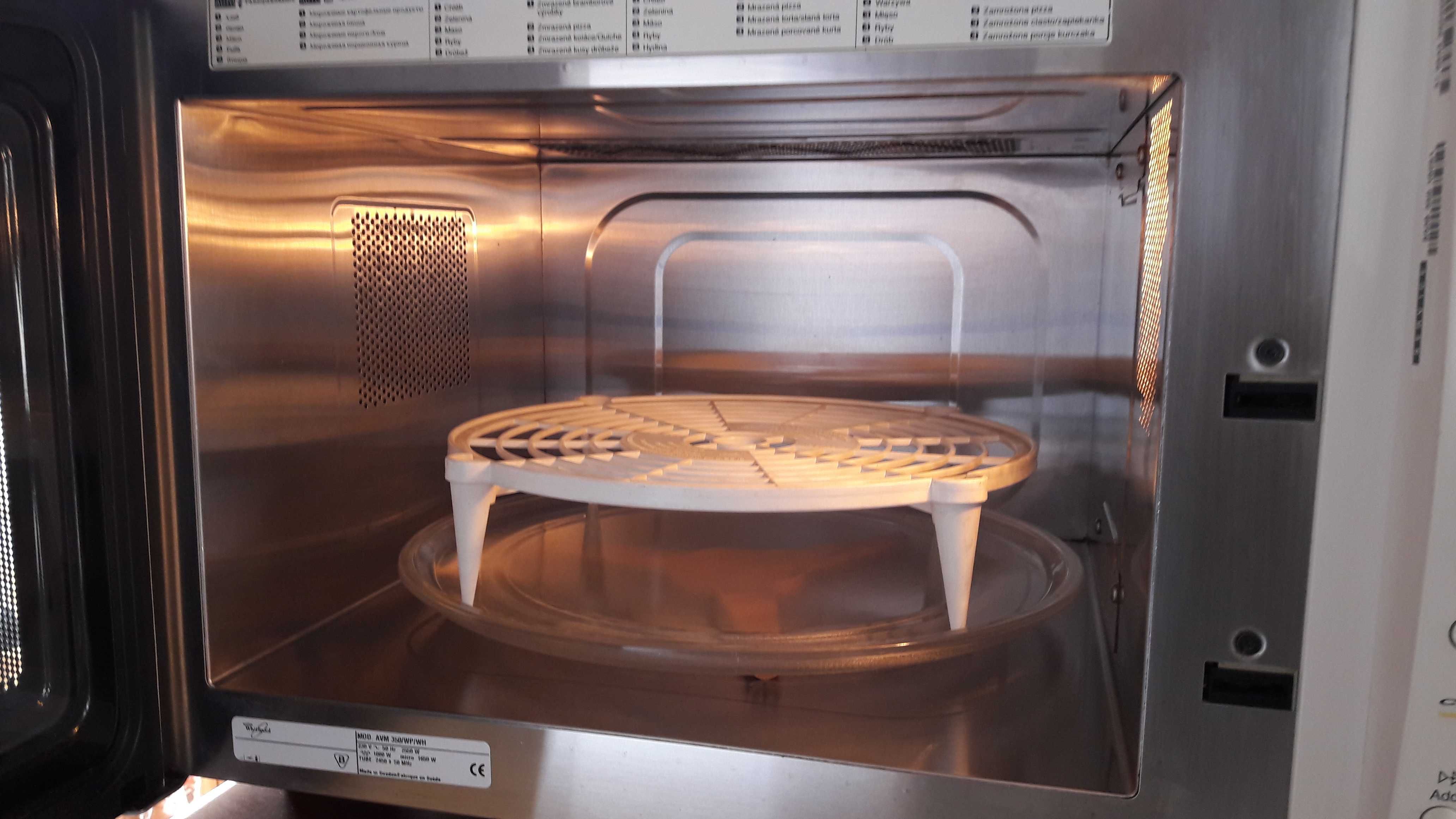 Sprzedam kuchenkę mikrofalową firmy Whirlpool model AVM 350
