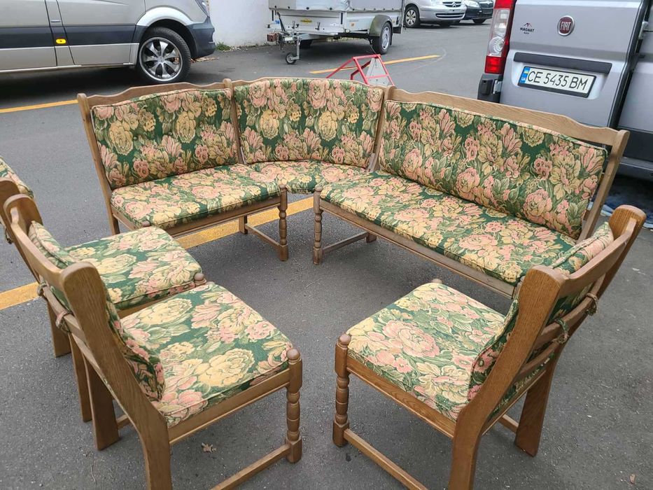 Кухонна м'яка частина з столом і стільцями з Німеччини