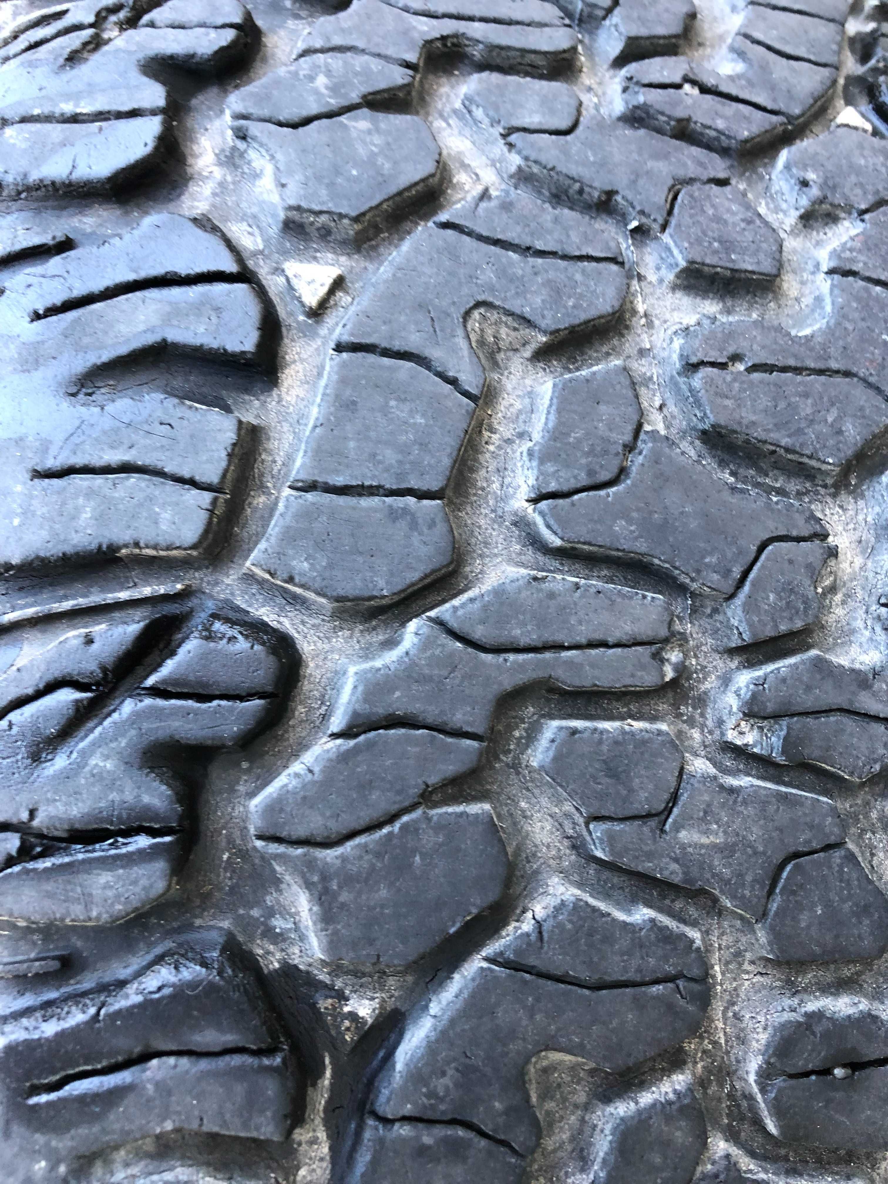 1 Pneu BF Goodrich All-Terrain KO2 285/75 R16. (Preço Negociável)