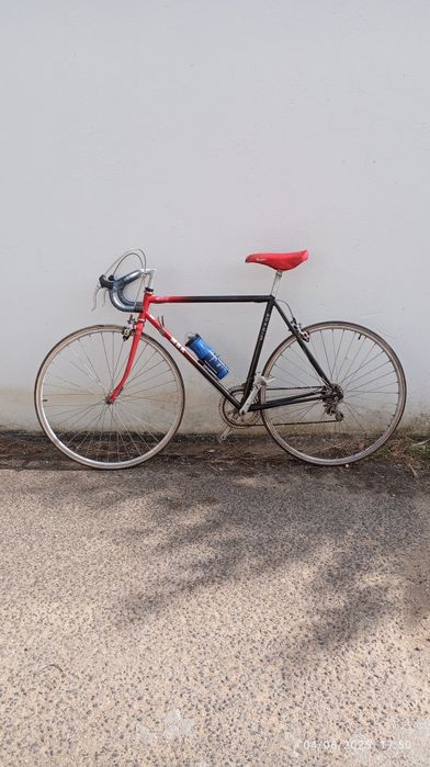 Bicicleta de ciclismo  em bom estado