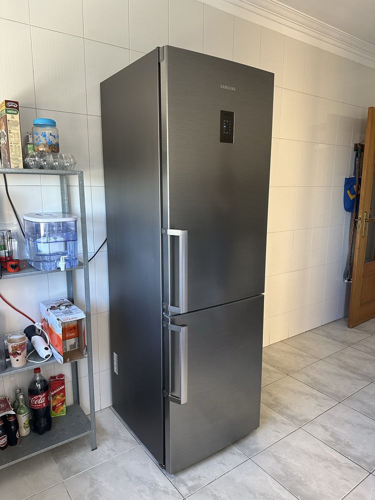 Frigorífico combinado - SAMSUNG - APENAS 1 ANO DE USO
