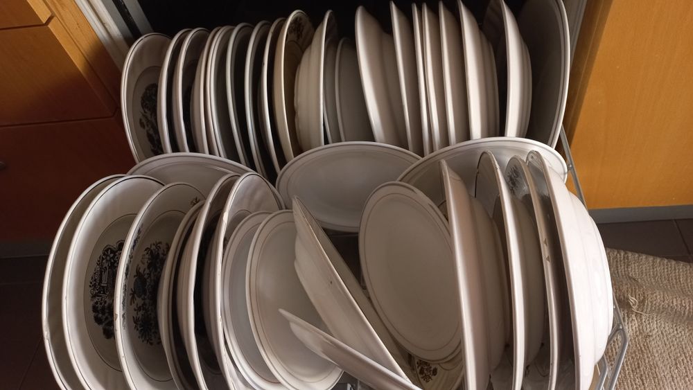 Pratos e tijwlas 40 pratos descazados, de sopa, ladeiris, sobremesa