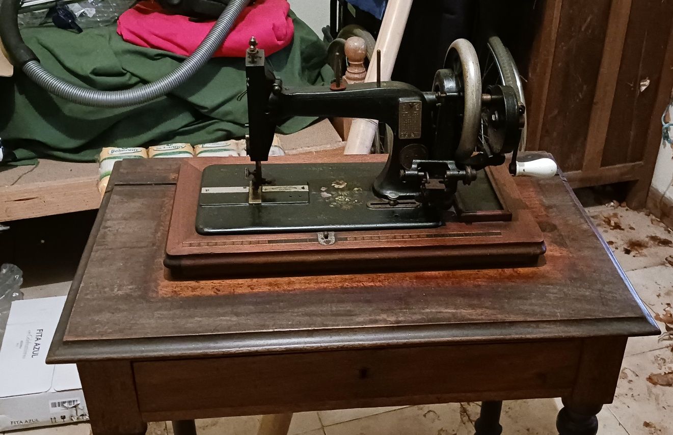 Maquina de costura Alemã muito antiga
