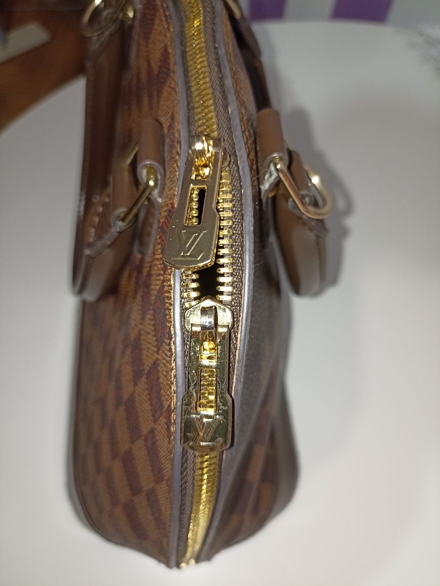Стильна сумочка Louis Vuitton. 
з кодом