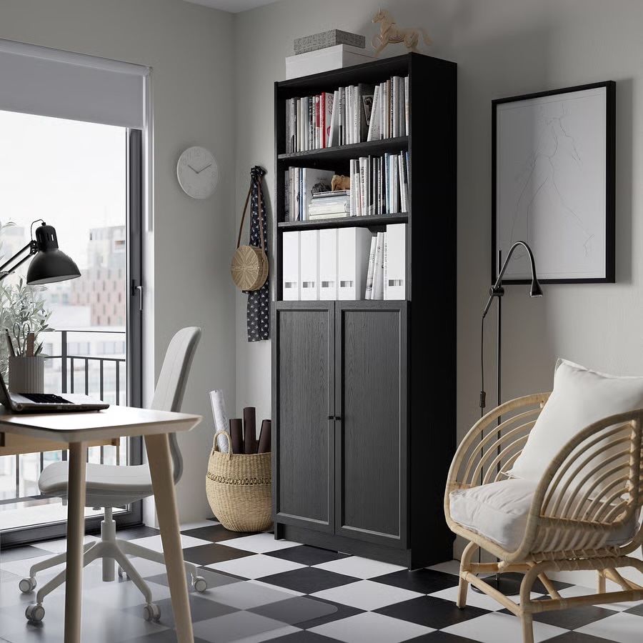 Estante IKEA Billy Oxberg (com portas)