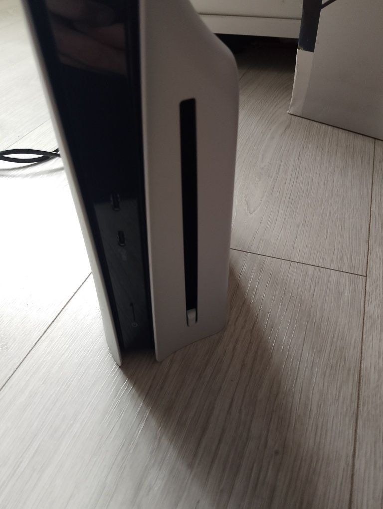 Konsola PS5 z napędem